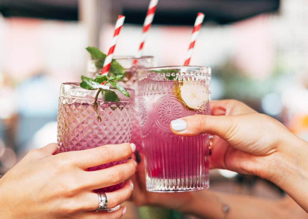 Apéropole au Studio Solair, un moment convivial où élèves et passionnés se retrouvent pour partager leur amour de la pole dance autour d’un apéritif dans une ambiance chaleureuse et festive.